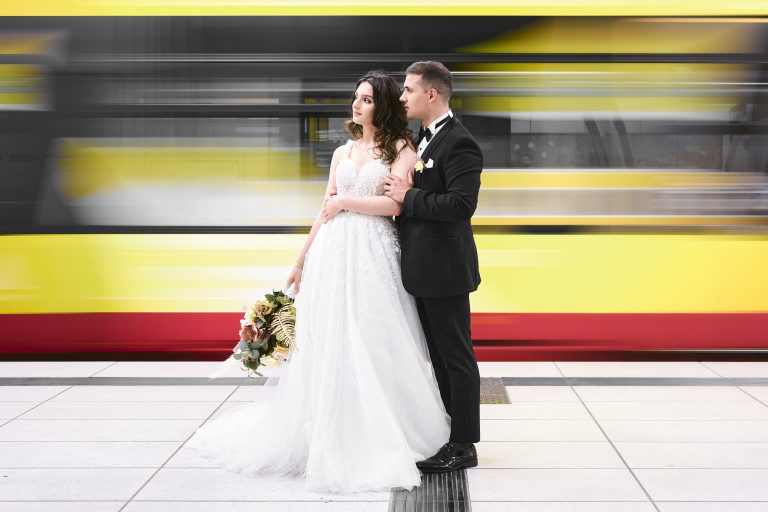 S-Bahn fährt schnell an Brautpaar vorbei vor Fotograf für Hochzeiten in Karlsruhe