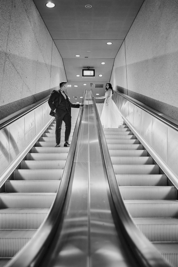 ein Karlsruher Hochzeitsfotograf hat sein Brautpaar auf der Rolltreppe zur S-Bahn fotografiert