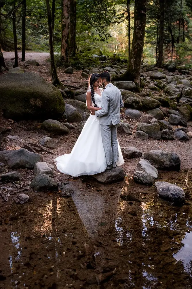Hochzeitspaar an den Geroldsauer Wasserfällen bei Baden-Baden, romantisch eingefangen von Hochzeitsfotograf Volker Mnich