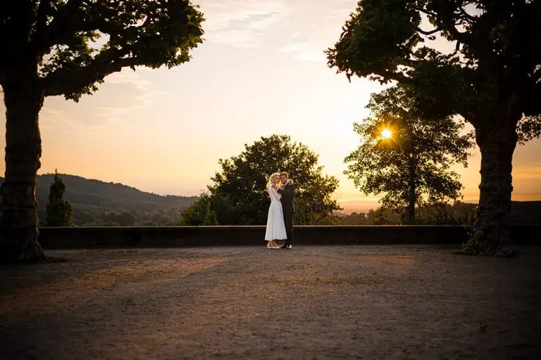 Hochzeitspaar bei Sonnenuntergang im Paradies bei Baden-Baden, eingefangen von Hochzeitsfotograf Volker Mnich