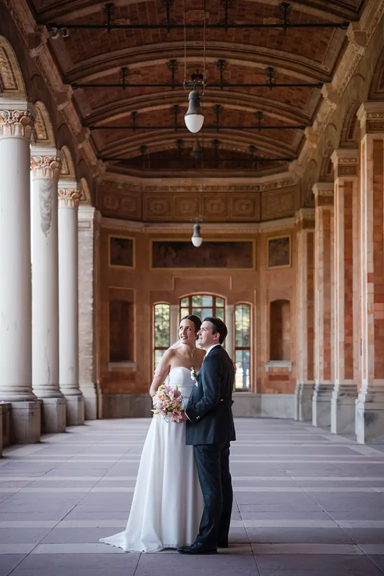 Brautpaar in der historischen Trinkhalle Baden-Baden, elegant posierend unter den verzierten Arkaden.