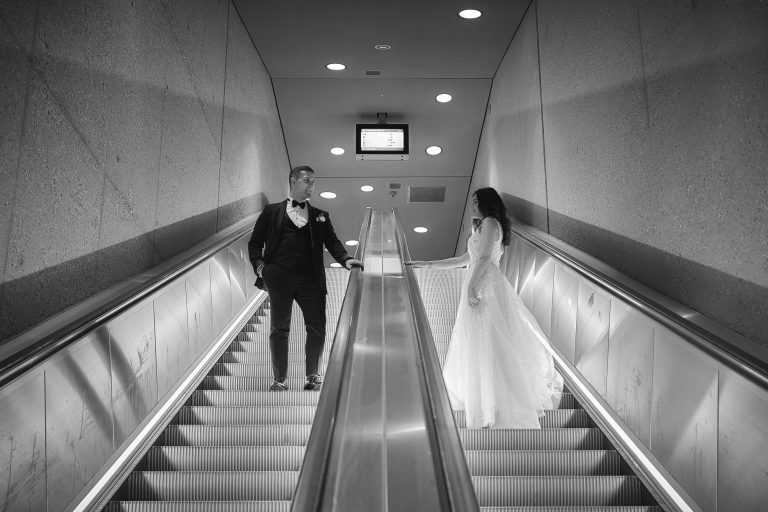 Schwarz weiss Rolltreppe mit Brautpaar in Karlsruhe hochzeitsfotograf Volker Herzing