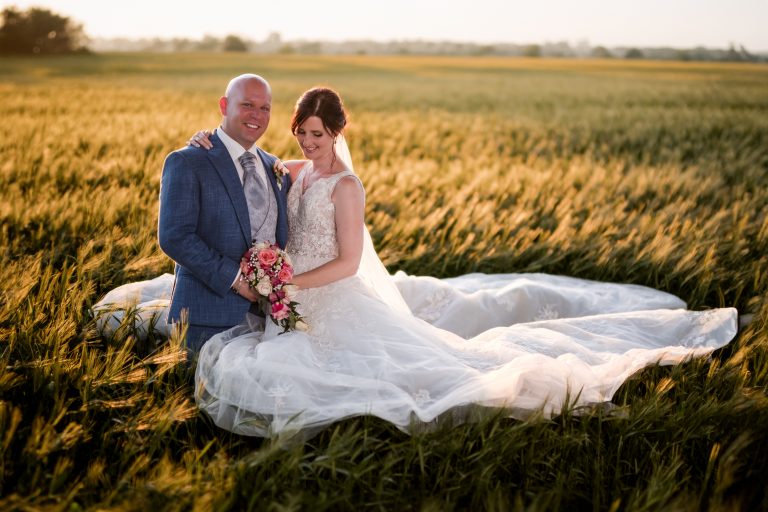 Hochzeitsfoto in Rastatt, Brautpaar im Weizenfeld bei Sonnenuntergang