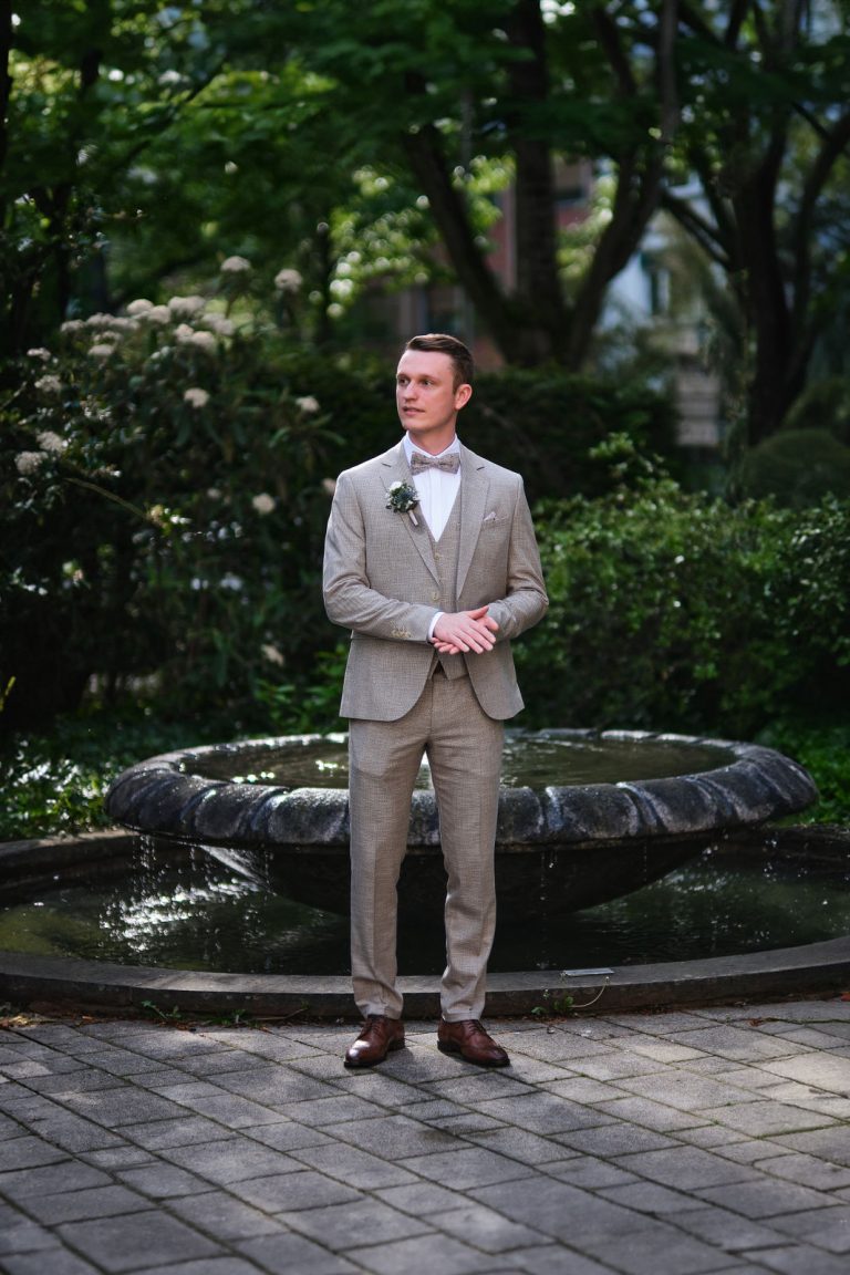 Bräutigam vor Brunnen bei Haus Solm Karlsruhe Hochzeitsfotografie