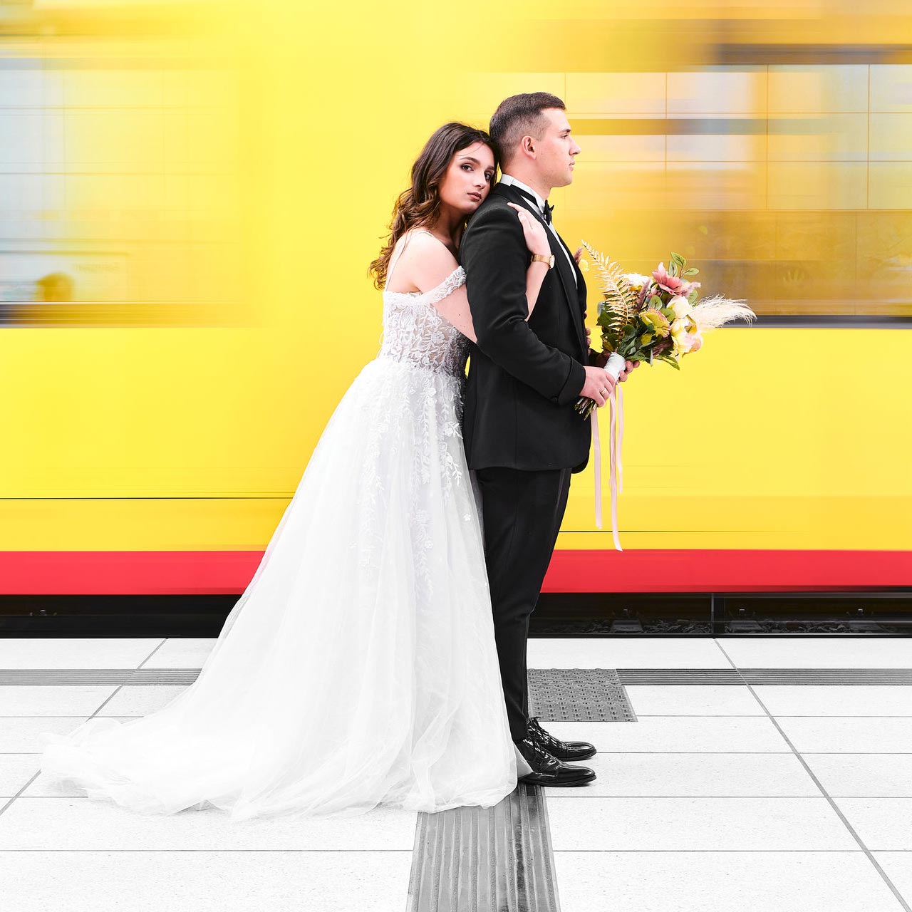 Hochzeitsfotograf Karlsruhe fotografiert ein Brautpaar vor einer S-Bahn der Karlsruher Verkehrsbetriebe