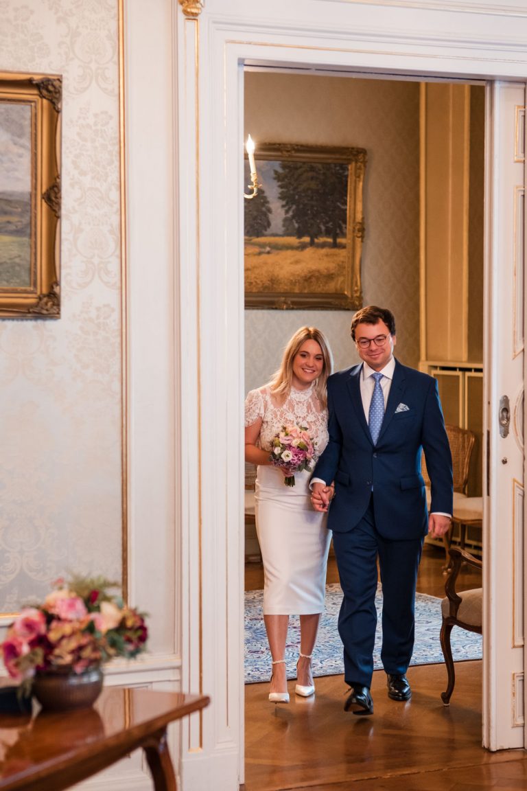 Brautpaar betritt das Standesamt Haus Solm vor Karlsruher Hochzeitsfotograf