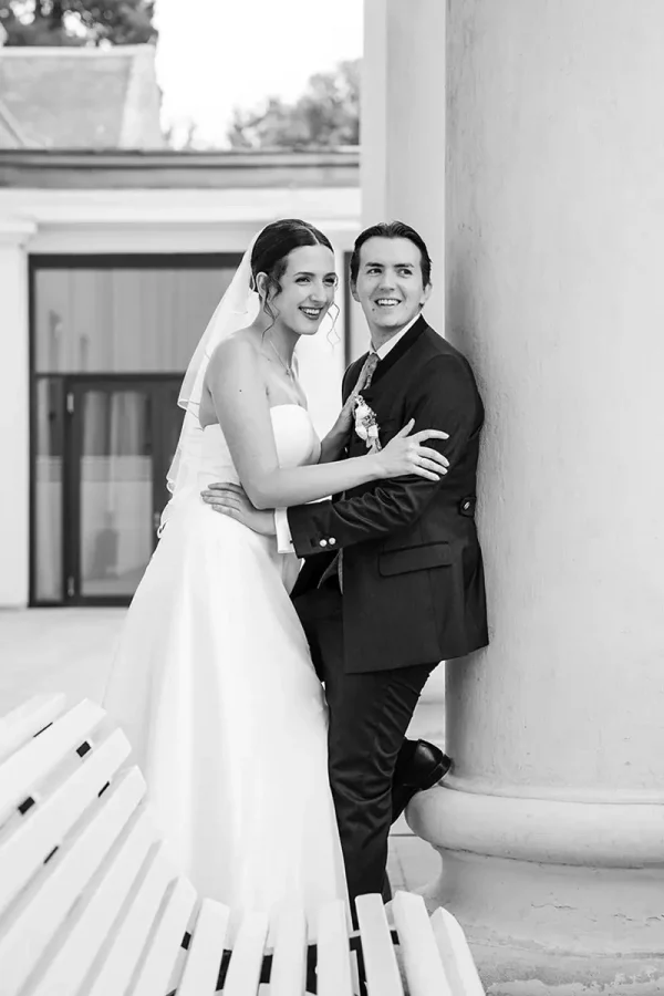 Hochzeitsfotograf Volker Mnich fotografiert ein Brautpaar an den Säulen des Kurhauses Baden-Baden in stilvoller schwarz-weißer Ästhetik