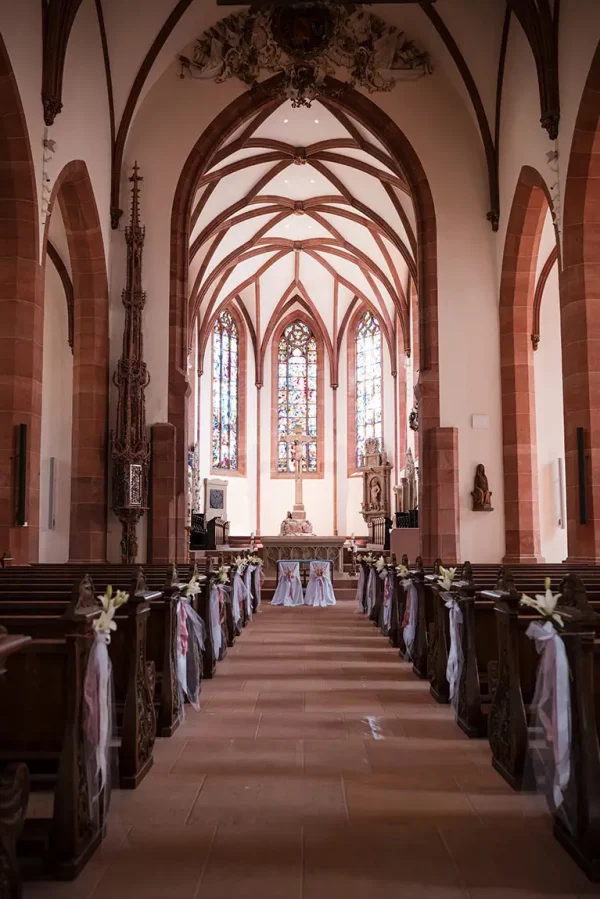 Geschmückter Innenraum der Stiftskirche Baden-Baden für eine romantische Hochzeit.